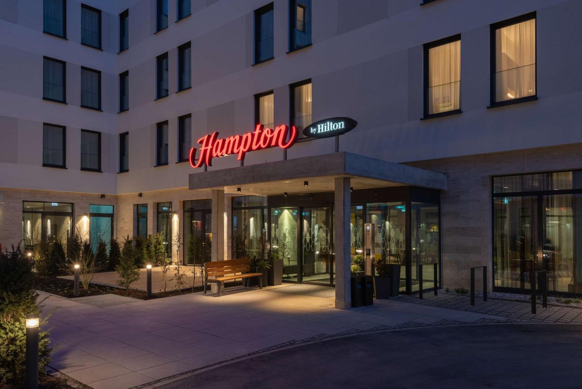 Hampton By Hilton Munich City North Hotell Exteriör bild